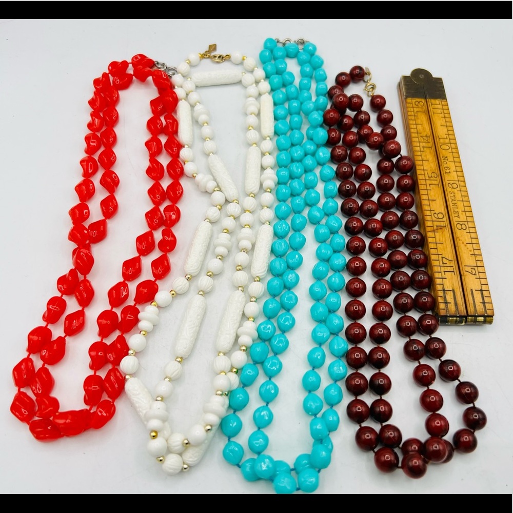 Lot of 4 vintage SARAH COVENTRY plastic bead necklaces red turquoise white - Picture 5 of 12